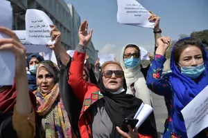 Những người phụ nữ Afghanistan đổ xuống đường biểu tình để đòi quyền bình đẳng.