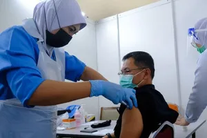 Một người đàn ông Malaysia được tiêm vaccine ngừa COVID-19.