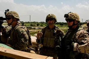 Lực lượng quân đội Mỹ đứng canh gác ở Afghanistan.