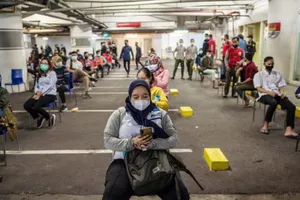 Người dân Indonesia ngồi chờ để được xét nghiệm COVID-19.