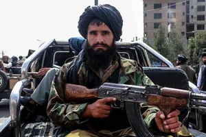 Các tay súng Taliban đi tuần tra ở thủ đô Kabul. 