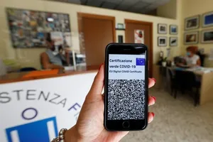 Một nhân viên xuất trình chứng chỉ COVID-19 của mình tại một văn phòng ở Rome, ngày 16-9.