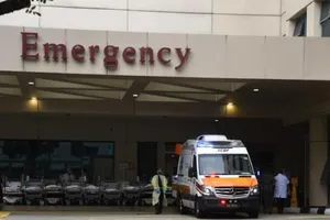 Xe cấp cứu đậu bên ngoài khoa tai nạn và cấp cứu (A&E) của Bệnh viện Tan Tock Seng ở Singapore vào ngày 30-4.