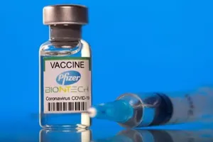 Lọ vaccine ngừa COVID-19 do tập đoàn dược phẩm Mỹ Pfizer kết hợp sản xuất cùng công ty công nghệ sinh học Đức BioNTech.