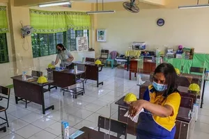 Tổng thống Philippines Rodrigo Duterte đồng ý cho phép tối đa 120 trường công lập và tư thục ở được mở lại các lớp học trực tiếp tại trường.