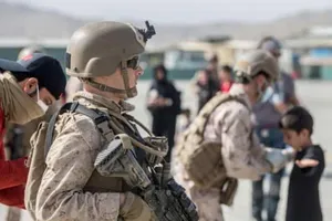 Quân lính Mỹ làm nhiệm vụ tại sân bay Kabul, Afghanistan.