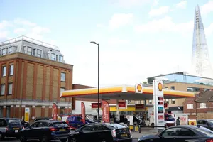Nhiều xe hơi xếp hàng dài để chờ đổ xăng tại một trạm xăng ở trung tâm London, Anh, ngày 27-9.