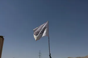 Cờ của Vương quốc Hồi giáo Afghanistan (Taliban) được kéo lên tại sân bay Kabul, ngày 5-9.
