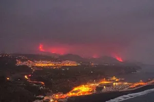 Dung nham chảy ra từ núi lửa Cumbre Vieja, nơi các khe nứt mở ra lần đầu tiên vào ngày 19-9 sau nhiều thập kỷ ngừng hoạt động.