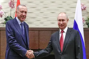 Điện Kremlin đã đăng tải một bức ảnh chụp khoảnh khắc hai nhà lãnh đạo đang mỉm cười và bắt tay với nhau tại cuộc gặp ở TP Sochi, Nga, ngày 29-9.