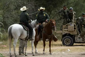 Các sĩ quan của lực lượng Tuần tra Biên giới Mỹ đứng gác gần thị trấn Del Rio, bang Texas.
