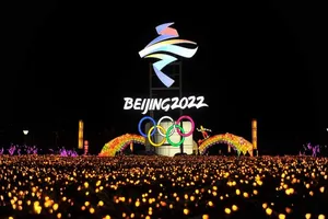 Đèn trang trí được thắp sáng dưới biển hiệu Thế vận hội mùa đông 2022 ở Bắc Kinh, Trung Quốc. 