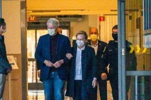 Cựu Tổng thống Mỹ Bill Clinton và phu nhân của ông, bà Hilary Clinton, rời khỏi Trung tâm y tế ĐH California Irvine vào khoảng 8 giờ sáng ngày 17-10.