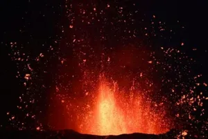 Hình ảnh núi lửa Cumbre VIeja tiếp tục phun trào dung nham trên đảo La Palma được nhìn thấy vào ngày 17-10.