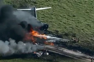 Toàn bộ 21 hành khách và phi hành đoàn đã sống sót một cách thần kì sau khi một chiếc máy bay rơi xuống và bốc cháy gần TP Houston, bang Texas, Mỹ.