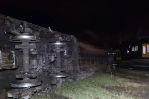 Đoàn tàu lửa ở Úc bị trật bánh và lật nhào sau khi tông phải chiếc xe tải đậu trên đường ray vào ngày 20-10.