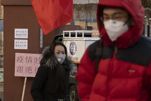 Những người sống ở các thành phố và các tỉnh có nguy cơ lây nhiễm cao theo thang đo của NHC bắt buộc phải đi xét nghiệm COVID-19.