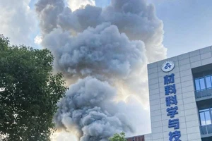 Khói bốc lên từ một phòng thí nghiệm của trường Đại học Hàng không và Du hành vũ trụ Nam Kinh, Trung Quốc sau khi xảy ra một vụ nổ.