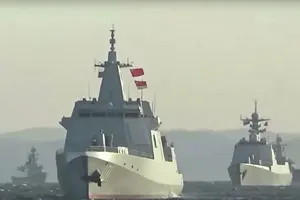 Nhóm tàu ​hải quân của Trung Quốc và Nga trong cuộc tập trận chung vào ngày 18-10.