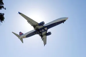 Máy bay thương mại của hãng hàng không Delta Airlines chuẩn bị hạ cánh tại sân bay ở bang California, ngày 7-4.