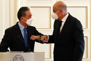 Bộ trưởng Ngoại giao Vương Nghị trong cuộc gặp người đồng cấp Hy Lạp Nikos Dendias tại Athens hôm 27-10. 