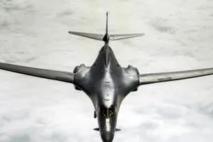 Một chiếc máy bay ném bom B-1B Lancer của không quân Mỹ bay trên vùng biển Hoa Đông.