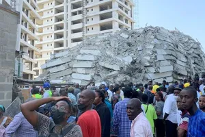 Người dân tập trung xung quanh khu vực tòa nhà 22 tầng bị sập ở khu đô thị Ikoyi, thủ đô Lagos, Nigeria, ngày 1-11.
