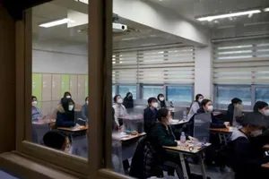Học sinh đeo khẩu trang phòng chống dịch khi tham gia kỳ thi tuyển sinh đại học hàng năm tại một hội trường thi ở Seoul, Hàn Quốc, ngày 3-12-2020.