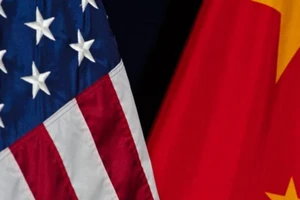 Quốc kỳ Mỹ và quốc kỳ Trung Quốc.