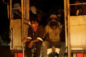 Các công nhân xây dựng nhập cư được chở trong một chiếc xe tải ở Bangkok, Thái Lan vào ngày 27-5.