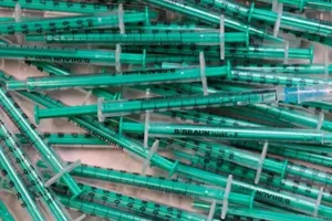 Những ống tiêm rỗng sau khi được sử dụng đểv tiêm vaccine ngừa COVID-19 tại một cơ sở y tế ở Berlin, Đức, ngày 2-11.