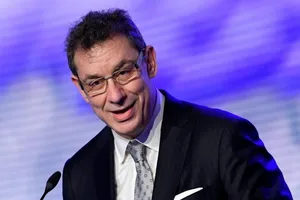 Ông Albert Bourla, Tổng giám đốc điều hành tập đoàn dược phẩm Mỹ Pfizer, phát biểu trong cuộc họp báo ở Puurs, Bỉ, ngày 23-4.