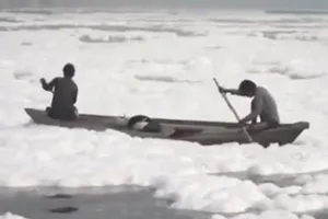 Bất chấp những nguy cơ về sức khỏe khi tiếp xúc trực tiếp với những mảng bọt độc hại, người dân Ấn Độ vẫn tiếp tục đằm mình trong dòng sông đầy ô nhiễm.