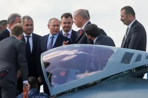 Tổng thống Nga Vladimir Putin giới thiệu cho Tổng thống Thổ Nhĩ Kỳ Recep Tayyip Erdogan chiếc tiêm kích thế hệ thứ năm Sukhoi Su-57 tại một triển lãm hàng không vào năm 2019.