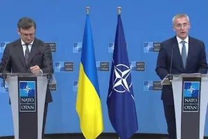 Tổng thư ký NATO Jens Stoltenberg phát biểu trong cuộc họp báo với Ngoại trưởng Ukraine Dmytro Kuleba.