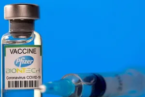 Một lọ vaccine ngừa COVID-19 Pfizer/BioNTech.