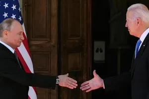 Tổng thống Nga Vladimir Putin và người đồng cấp Mỹ Joe Biden bắt tay nhau tại hội nghị thượng đỉnh Mỹ-Nga ở Geneva, Thụy Sĩ, vào ngày 16-6.