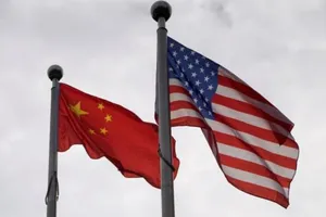 Quốc kỳ Mỹ (bên phải) và quốc kỳ Trung Quốc (bên trái).