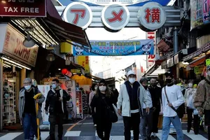 Người dân đeo khẩu trang phòng chống dịch tại khu mua sắm Ameyoko ở Tokyo, Nhật Bản, ngày 1-12. Ảnh: REUTERS