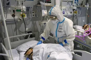 Một nhân viên y tế mặc đồ bảo hộ tại khu chăm sóc đặc biệt cho những người nhiễm COVID-19 ở Moscow, Nga. 