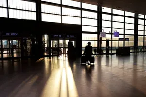 Một hành khách có mặt ở sân bay quốc tế Ben Gurion ở Israel ngày 25-11.