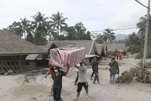 Dân làng mang theo đồ đạc của họ khi di tản đến một nơi an toàn hơn sau khi núi lửa Semeru phun trào.