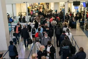 Hành khách xếp hàng chờ bên trong nhà ga tại Sân bay Quốc tế Newark Liberty ở bang New Jersey, Mỹ, ngày 24-11.