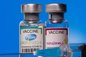 Hai lọ vaccine ngừa COVID-19 Pfizer/BioNTech và AstraZeneca.