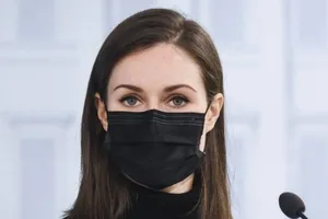 Thủ tướng Phần Lan Sanna Marin tổ chức một cuộc họp báo bên ngoài tòa nhà Quốc hội ở Helsinki, ngày 8-12. 