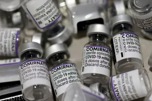 Những lọ vaccine Pfizer/BioNTech rỗng tại một trung tâm tiêm chủng ở Pháp, ngày 23-11.