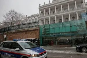 Một chiếc xe cảnh sát đi ngang qua nơi diễn ra các cuộc đàm phán nhằm khôi phục thỏa thuận hạt nhân Iran 2015 tại Vienna, Áo, ngày 9-12.