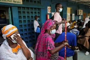 Người dân chờ để được tiêm vaccine ngừa COVID-19 tại Bệnh viện Philippe Senghor ở Dakar, Senegal ngày 28-7.