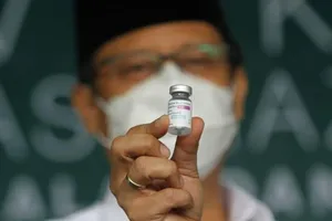Bộ trưởng Y tế Indonesia Budi Gunadi Sadikin cầm một lọ vaccine ngừa COVID-19 của hãng dược Anh AstraZeneca vào ngày 23-3.