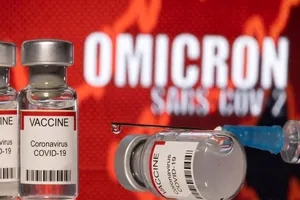 Những lọ vaccine ngừa COVID-19 được xếp trước dòng chữ "OMICRON SARS-COV-2" trong hình minh họa được chụp vào ngày 11-12.